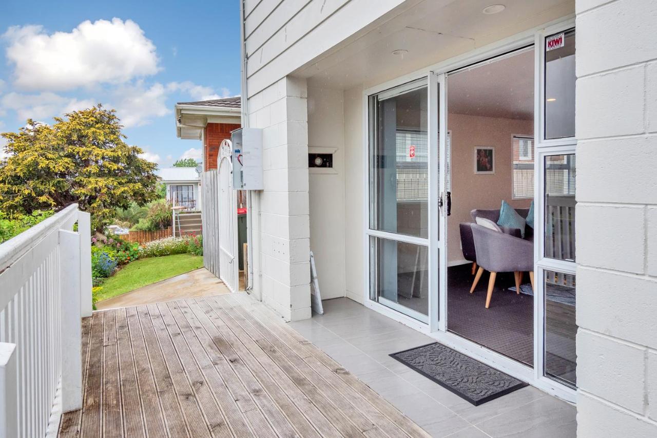 Sunny Side Getaway With Parking And Aircon Villa Auckland Exterior photo